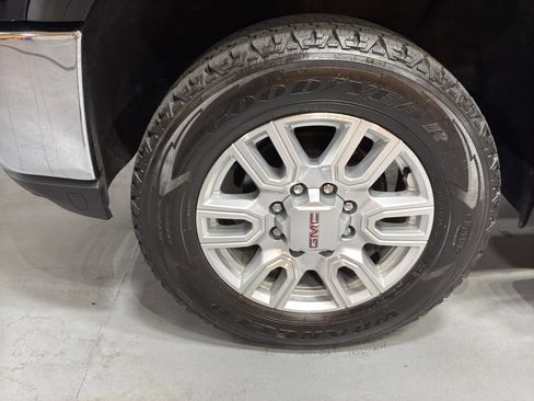 Used 2023 GMC Sierra 2500 SLT w/ SLT Premium Package image 10