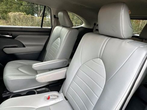 Used 2022 Toyota Highlander XLE image 23