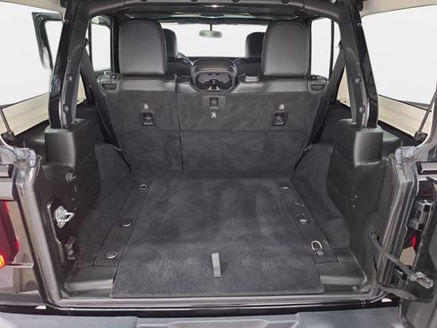 Used 2018 Jeep Wrangler Unlimited Sahara w/ LED Lighting Group AWD/4WD image 34
