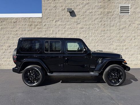 Used 2022 Jeep Wrangler Unlimited Sahara AWD/4WD image 2