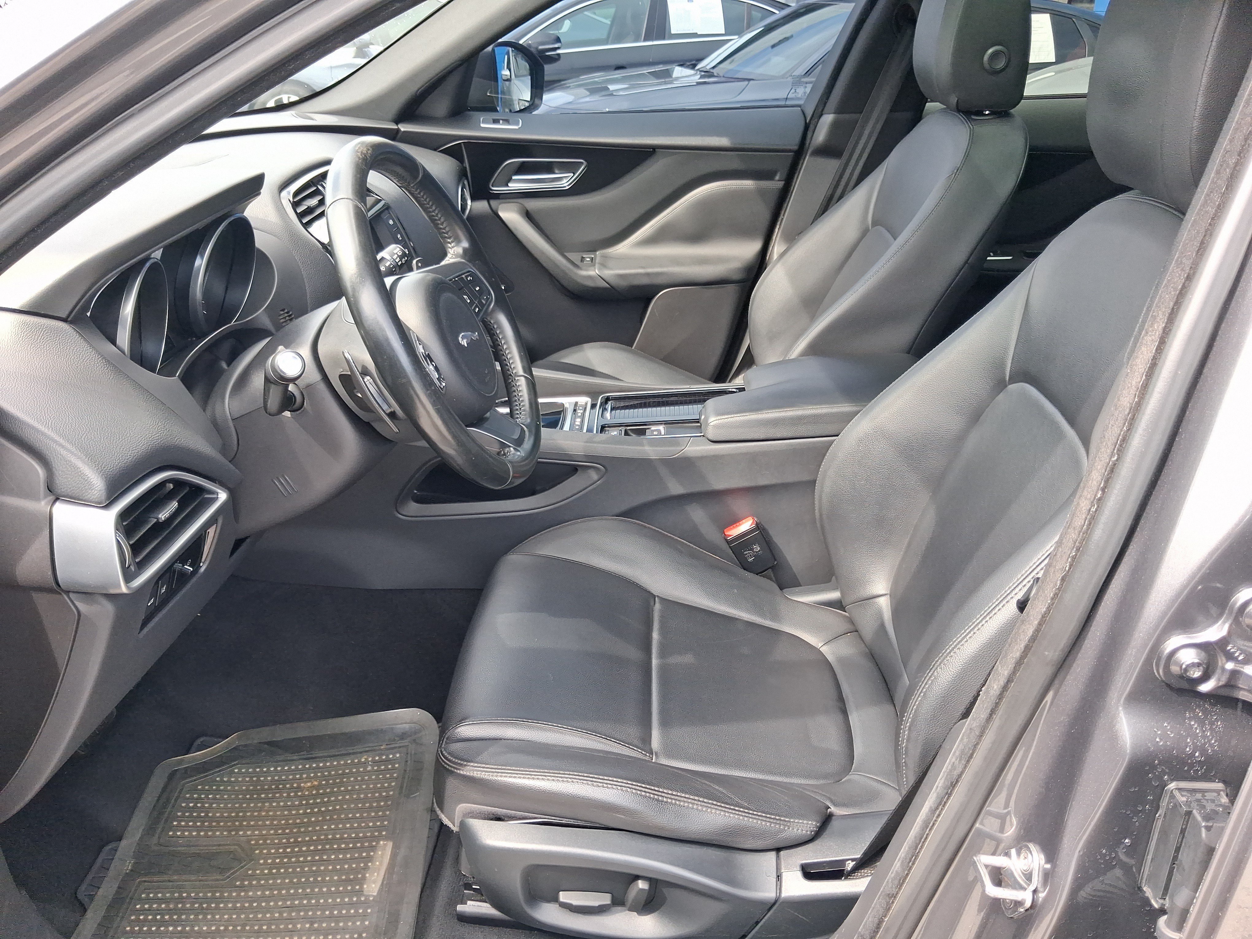 Used 2018 Jaguar F-PACE Premium AWD/4WD image 10