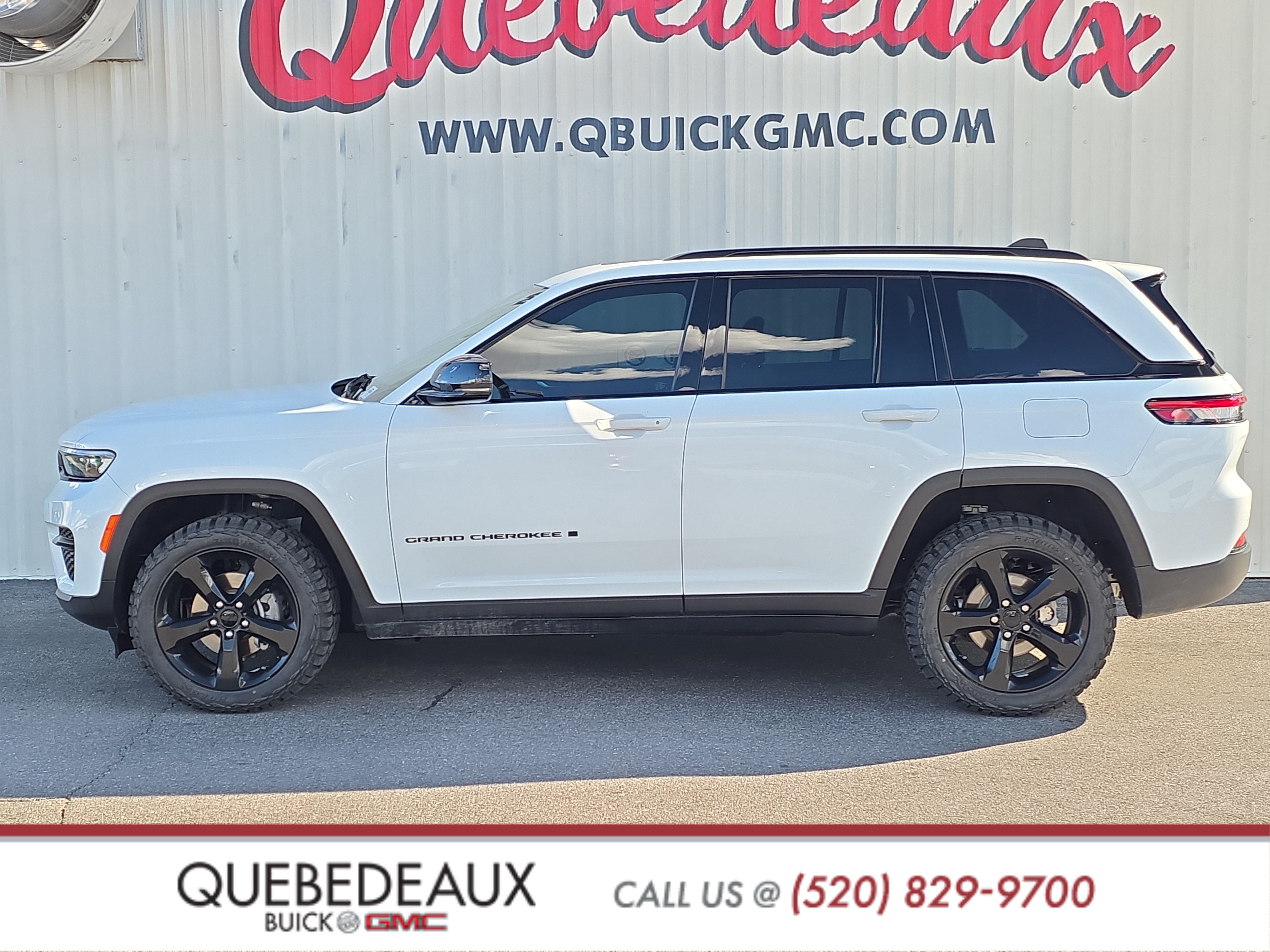 Used 2023 Jeep Grand Cherokee Altitude AWD/4WD image 4