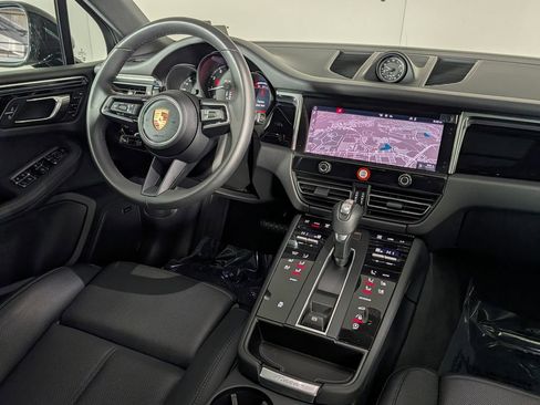 Certified 2025 Porsche Macan 2.0T image 22