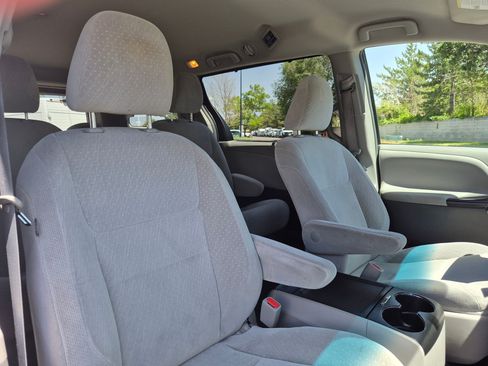 Used 2016 Toyota Sienna LE AWD/4WD image 32