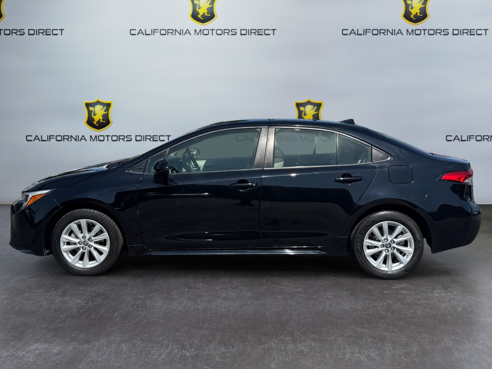 Used 2023 Toyota Corolla LE w/ LE Convenience Package FWD image 2