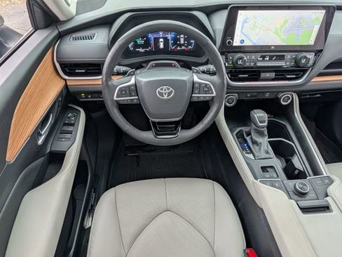 Used 2025 Toyota Grand Highlander AWD image 15