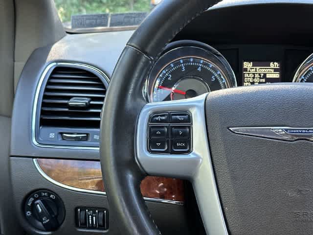 Used 2014 Chrysler Town & Country Touring-L FWD image 8