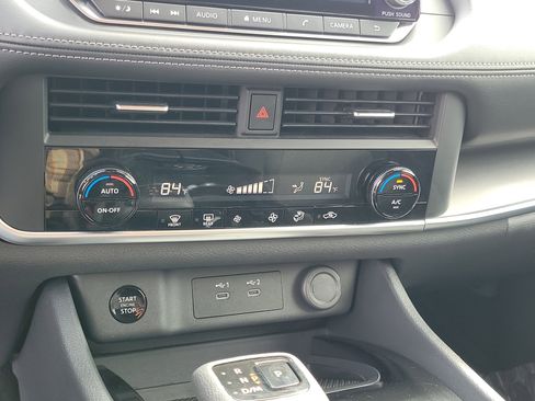 Used 2025 Nissan Rogue SV image 27