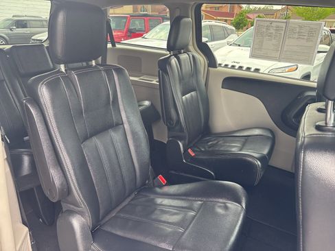 Used 2015 Chrysler Town & Country Touring FWD image 21