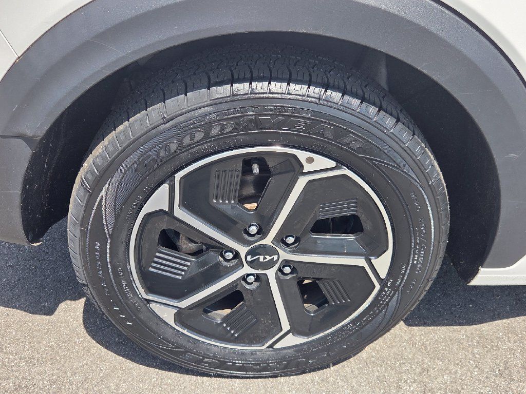 Used 2023 Kia Niro EX w/ EX Cold Weather Package FWD image 9