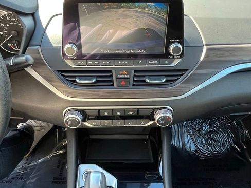 Used 2024 Nissan Altima 2.5 SV image 13