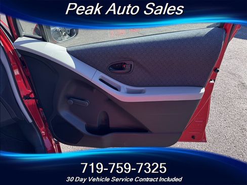 Used 2010 Toyota Yaris 4-Door Hatchback image 23