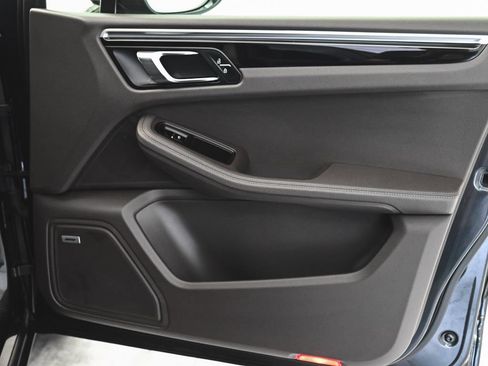 Used 2022 Porsche Macan AWD/4WD image 11