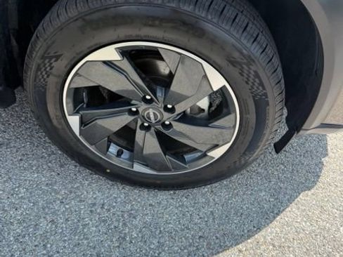 Used 2025 Nissan Rogue SV AWD/4WD image 13