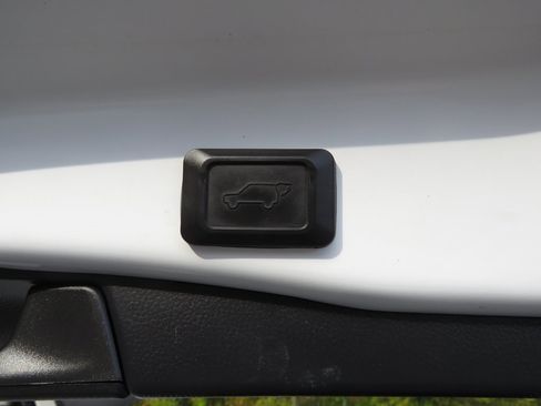 Used 2021 Toyota RAV4 XLE image 19