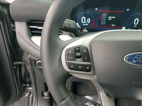Used 2025 Ford Explorer Active AWD/4WD image 18