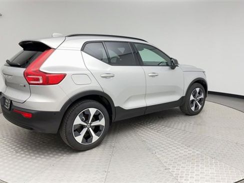 Certified 2025 Volvo XC40 B5 Plus image 2