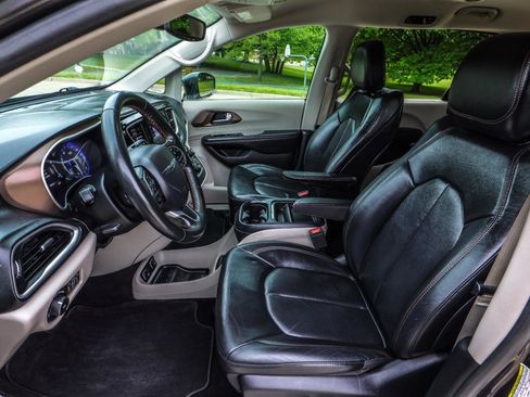 Used 2019 Chrysler Pacifica Touring-L w/ Advanced Safetytec Group FWD image 36