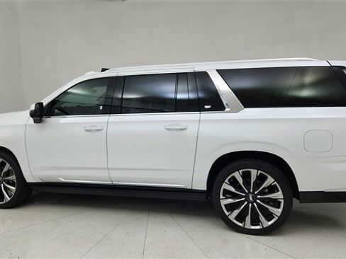Used 2025 Cadillac Escalade ESV Premium Luxury Platinum image 4
