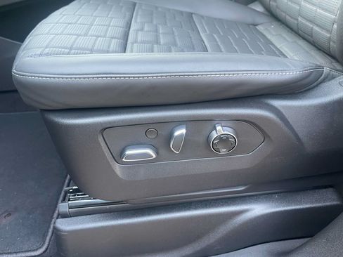 Used 2025 Cadillac Escalade ESV V AWD/4WD image 30