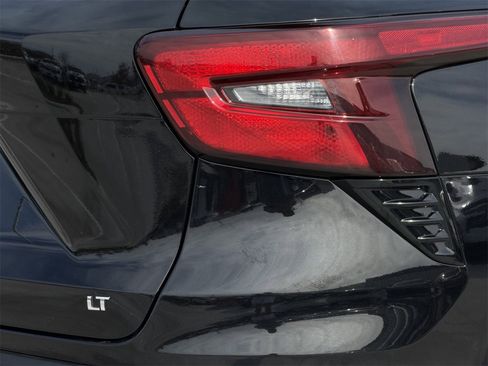 Used 2025 Chevrolet Trax LT w/ LT Convenience Package image 7