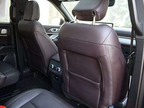 Used 2025 Ford Explorer Platinum w/ LUX Leather Package AWD/4WD image 28