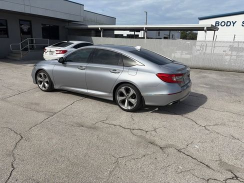 Used 2018 Honda Accord Touring image 3