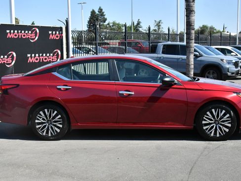 Used 2025 Nissan Altima 2.5 SV FWD image 9