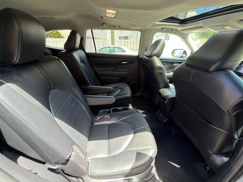 Used 2021 Toyota Highlander XLE AWD/4WD image 22