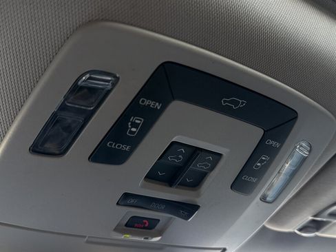Used 2022 Toyota Sienna XLE FWD image 46