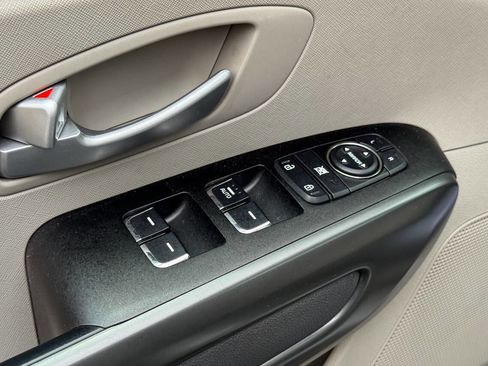 Used 2018 Kia Sedona L FWD image 19