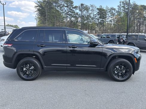New 2026 Jeep Grand Cherokee Altitude AWD/4WD image 9