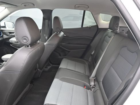 Used 2025 Chevrolet Trax LT w/ LT Convenience Package FWD image 17