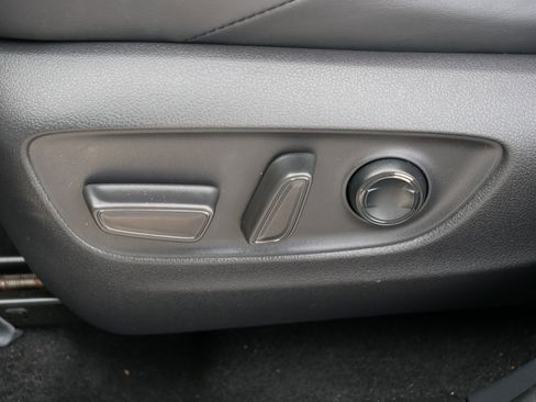 Used 2022 Toyota Venza XLE image 20