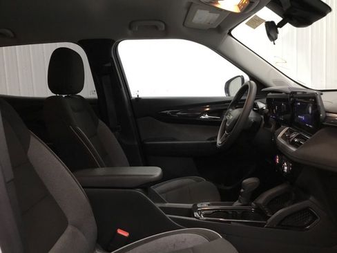 Used 2025 Chevrolet TrailBlazer LT AWD/4WD image 18