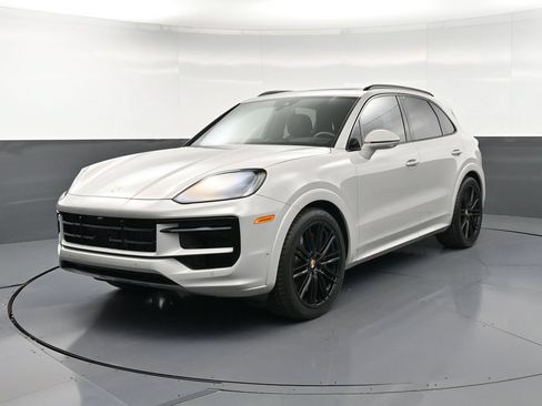 Certified 2025 Porsche Cayenne GTS AWD/4WD image 6