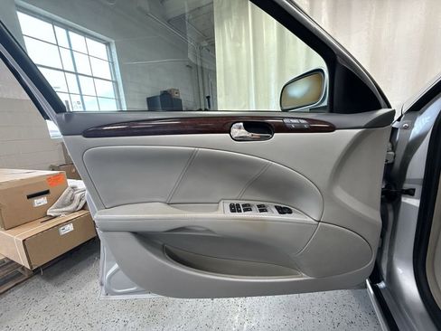 Used 2011 Buick Lucerne CXL FWD image 30