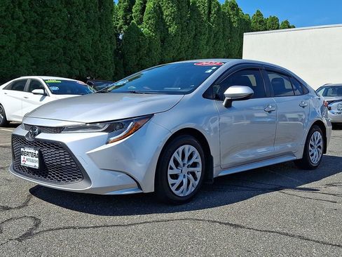 Used 2022 Toyota Corolla LE FWD image 3