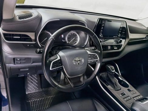 Used 2022 Toyota Highlander XLE AWD/4WD image 10