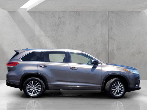 Used 2017 Toyota Highlander XLE AWD/4WD image 3