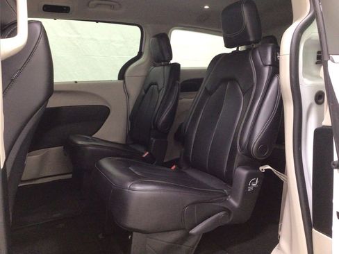 Used 2023 Chrysler Pacifica Touring-L FWD image 18