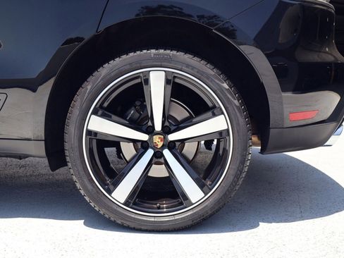 Certified 2025 Porsche Macan AWD/4WD image 27