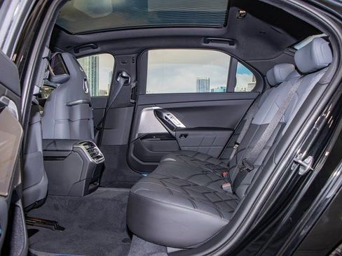 Used 2025 BMW 750e xDrive w/ Premium Package image 23