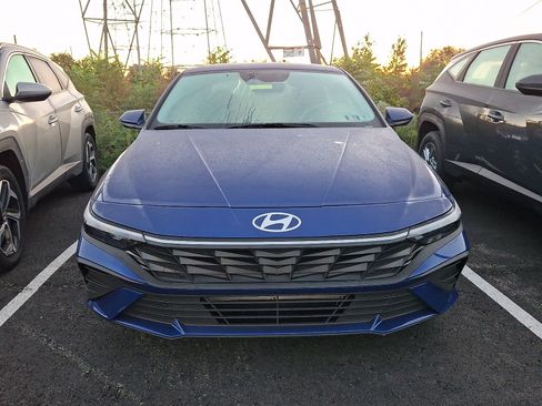 Certified 2025 Hyundai Elantra SE FWD image 2