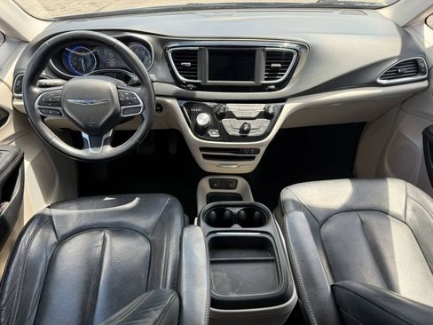 Used 2020 Chrysler Pacifica Touring-L FWD image 11