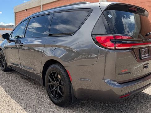 Used 2021 Chrysler Pacifica Limited w/ Uconnect Theater Family Group FWD image 11