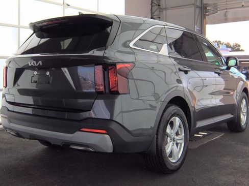 Used 2024 Kia Sorento LX image 4