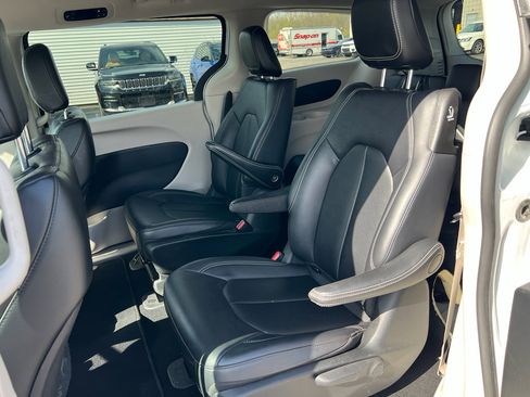 Used 2024 Chrysler Pacifica Limited FWD image 14