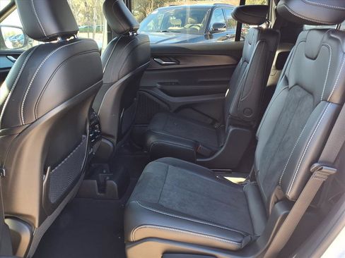 New 2025 Jeep Grand Cherokee L Altitude AWD/4WD image 9