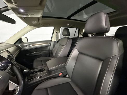 Used 2021 Volkswagen Atlas SE w/ Panoramic Sunroof Package FWD image 3